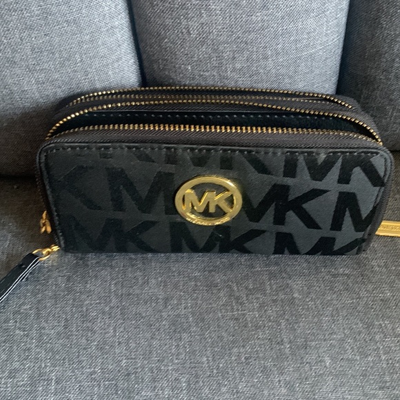 Michael Kors Wallet. Smoke free home, great shape. Loads of space..🌸 - Picture 3 of 5